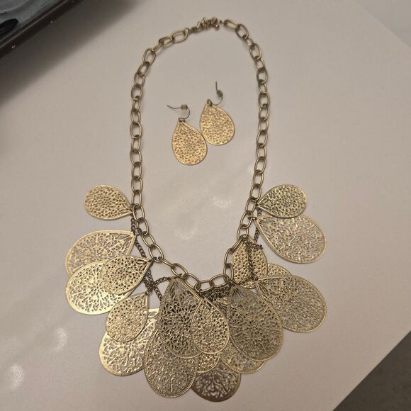 Vintage Gold Tone Teardrop Disc Bib Necklace And Earring Set - Picture 4 of 5